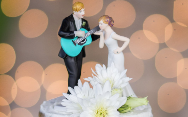 wedding cake topper, guitar playing groom and a singing bride