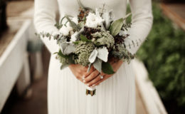 simple and minimalist bouquet for winter weddings