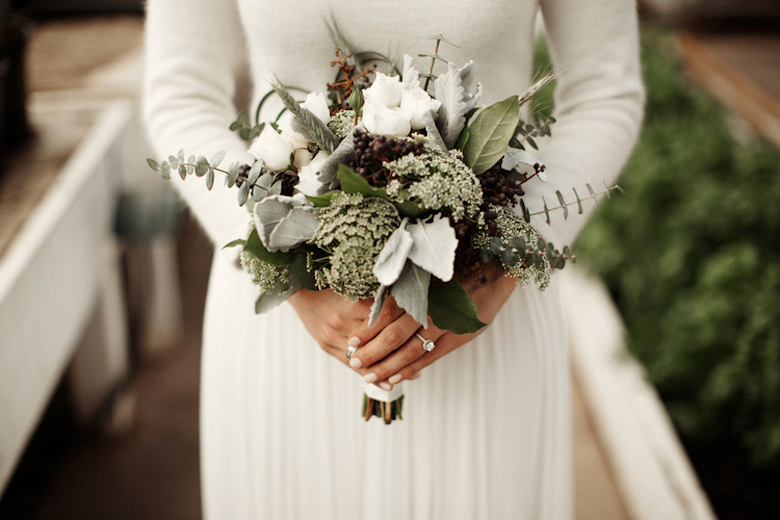 simple and minimalist bouquet for winter weddings