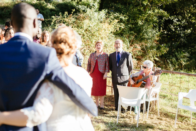 guest performing music at casual wedding