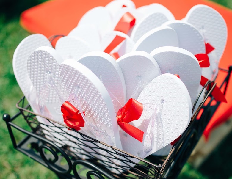 flip flop station as favors for casual weddings