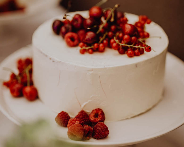 white single tier wedding cake with fresh fruit